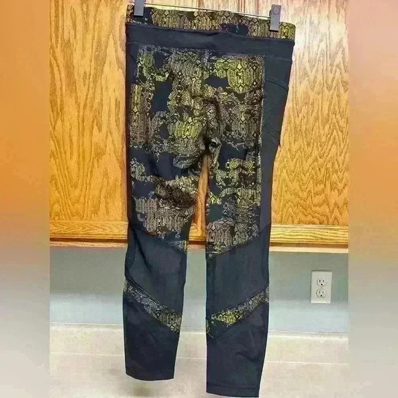 Lole NWT Black and‎ Gold leggings size small - Picture 2 of 4